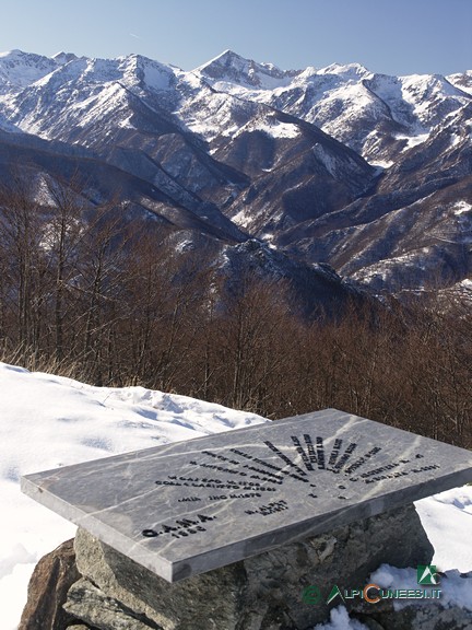 3 - La tavola d'orientamento posta in vetta al Monte Alpet (2007)