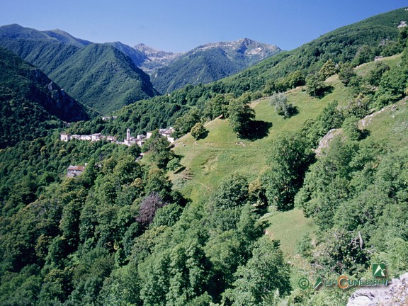 3 - Fontane e l'alta Val Corsaglia dalla mulattiera per Case Ubbè. Sullo sfondo, il Monte Mondolè (2004)
