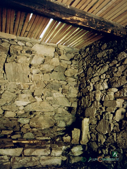 5 - Il piano inferiore di uno dei due seccatoi per castagne ristrutturati, nel bosco di castagno oltre Case Ubbè (2004)