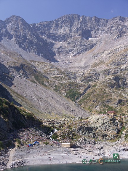 10 - L'alto Vallone della Rovina dalla strada che contorna il bacino artificiale; sulla destra si vede il Rifugio Genova (2007)