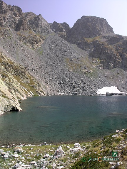 3 - Il Lago Bianco dell'Agnel; all'estrema destra, il Passo dell'Agnel (2008)