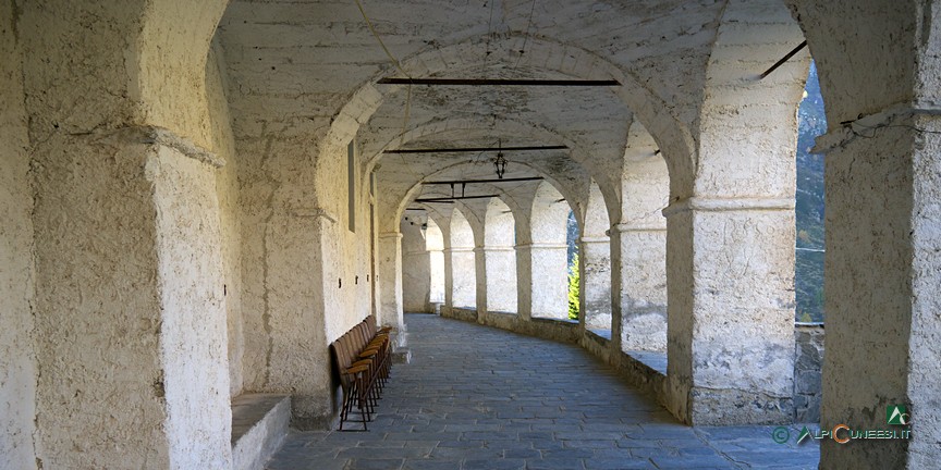 6 - Il porticato del Santuario di San Magno (2012)
