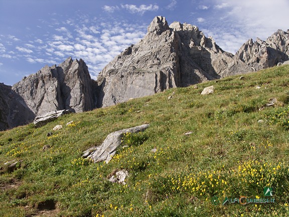 3 - Il lungo contrafforte del Monte Vanclava chiude a S il Vallone d'Enchiausa; al centro, il Bric Content (2008)