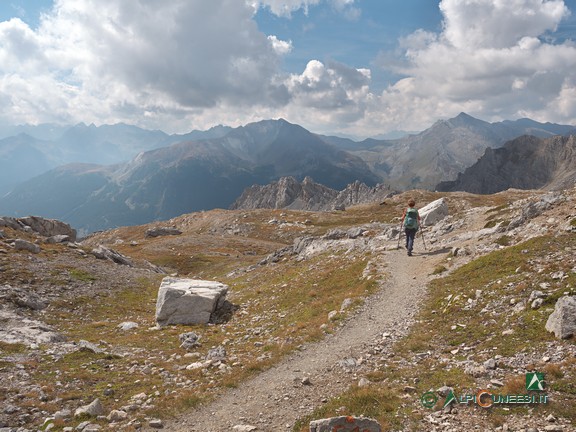 11 - Il tratto iniziale del sentiero che scende dal Colle della Scaletta verso il Lago superiore di Roburent (2021)