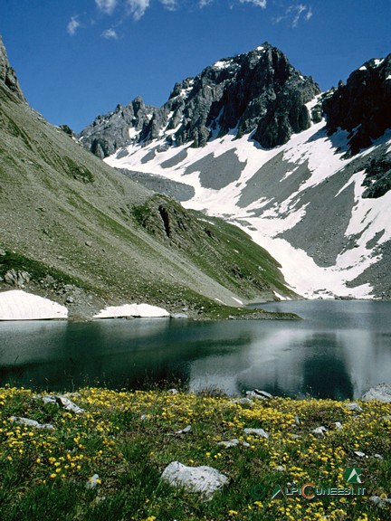1 - Il Lago d'Apzoi. Di fronte, la Valle d'Apzoi che porta al Colle d'Enchiausa e il Monte Oronaye (1997)