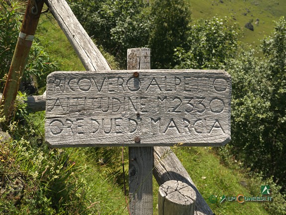 12 - Una datata palina segnavia pantografata alla partenza del sentiero per il Rifugio Alpetto (2020)