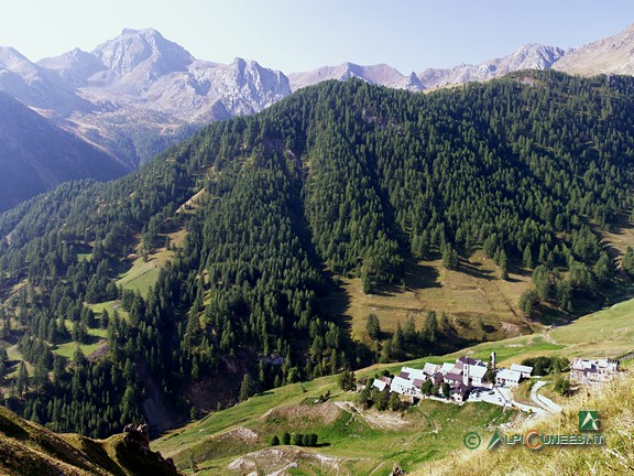 2 - La Serra del Bal, che divide Ferriere dal Vallone di Forneris. Sullo sfondo svetta il Monte Peiron (2005)