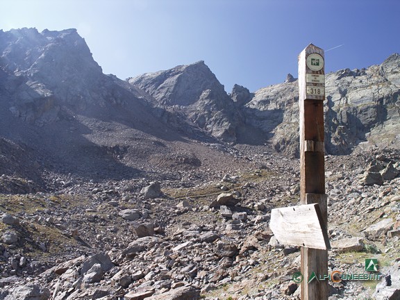 11 - Il bivio per il Passo della Lausa; sullo sfondo, tra le due cime, la conoide detritica che porta al Passo della Lausa (2005)