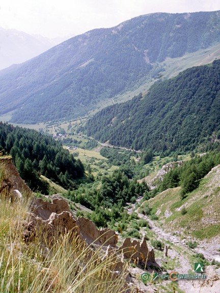 3 - Il Vallone di Neraissa: la frana attiva minaccia le tipiche piramidi di erosione (2003)