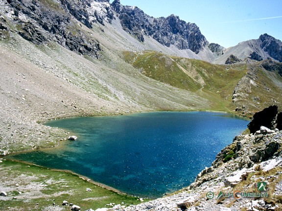 3 - Il Lago mediano di Roburent; in alto a destra si vede l'intaglio di Passo Peroni (2003)