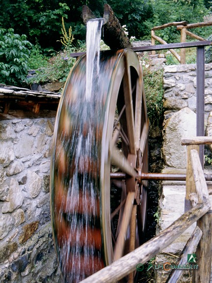 2 - Un mulino ad acqua, con azionamento 'a caduta', a Viozene (2003)