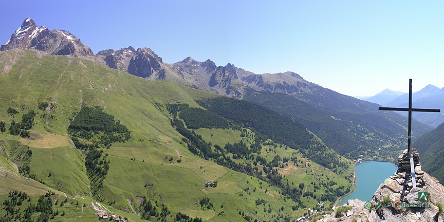 5 - Il magnifico panorama che si gode dalla vetta del Monte Peyron: a sinistra il Monviso, a destra in basso il Lago di Castello (2008)