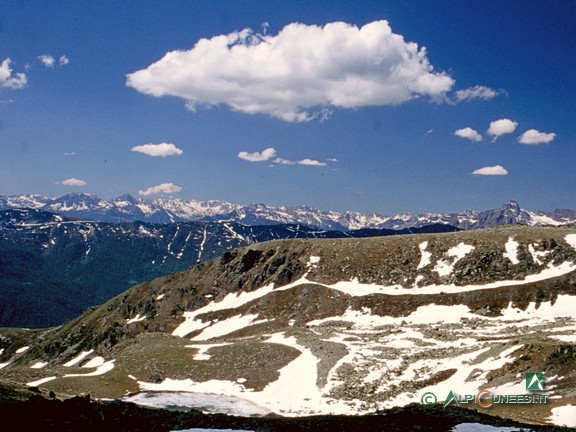 9 - Panorama verso la Val Maira. In basso, il Lago di Luca (2004)