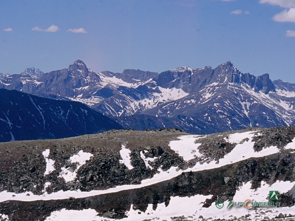 10 - Panorama verso la Val Maira. A destra il Pelvo d'Elva, a sinistra il Monte Chersogno (2004)