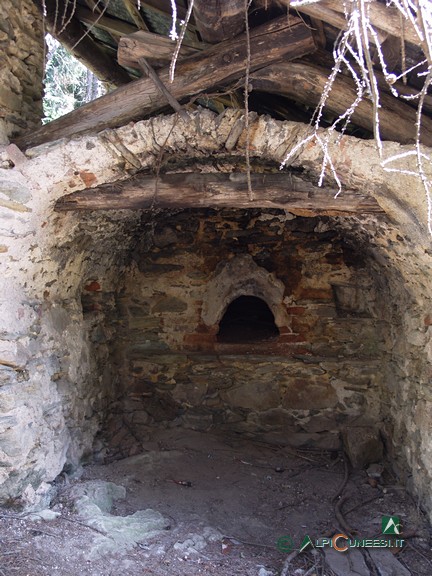 4 - L'antico forno comunitario a Tetto Caresmin, oggi ridotto in pessime condizioni (2007)
