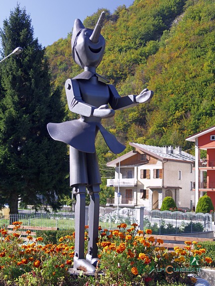 9 - La statua di Pinocchio all'ingresso di Vernante (2007)