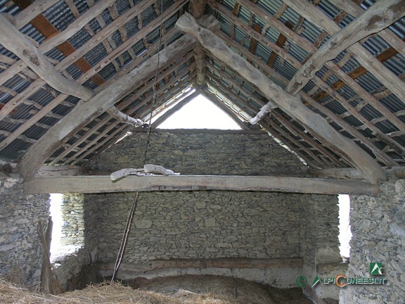 5 - Un fienile con tetto a capriate arcaiche a Tetti Tromba (2010)