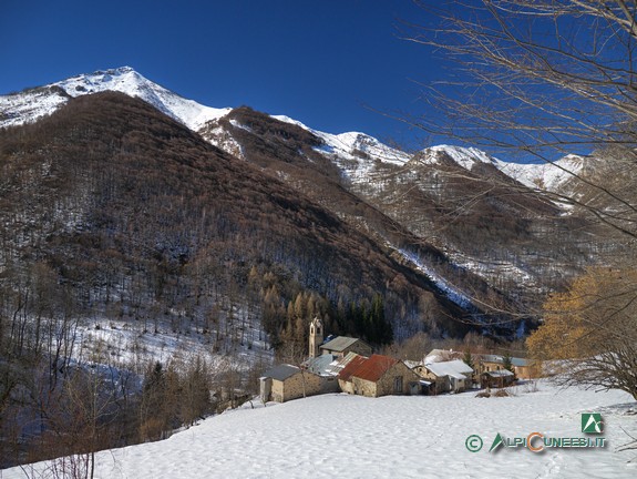 9 - Tetto Folchi adagiato su un poggio assolato all'interno della Val Grande di Palanfrè (2016)