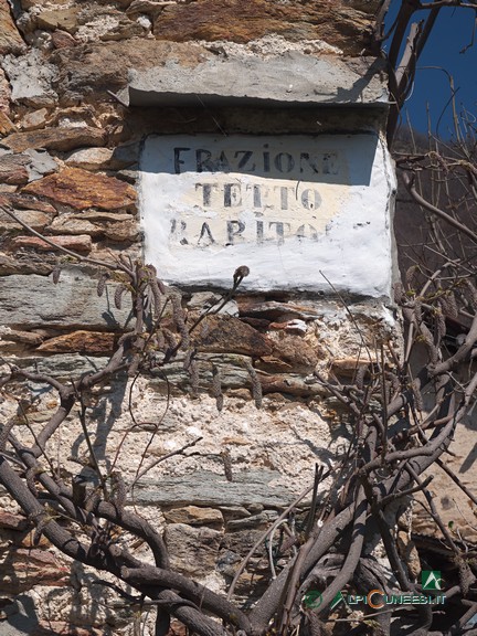 11 - La vecchia targa all'ingresso di Tetto Rapitun (2024)