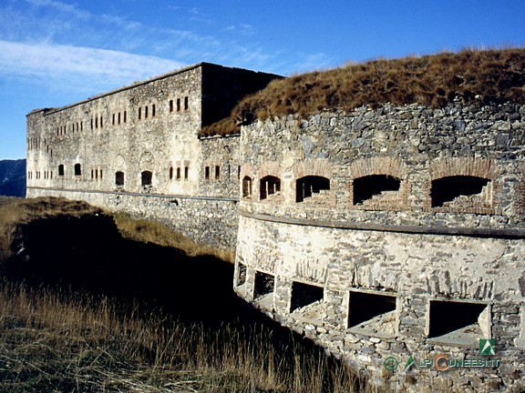 2 - Il Fort Central; in primo piano il torrione per la difesa ravvicinata sullo spigolo nord-est (2003)