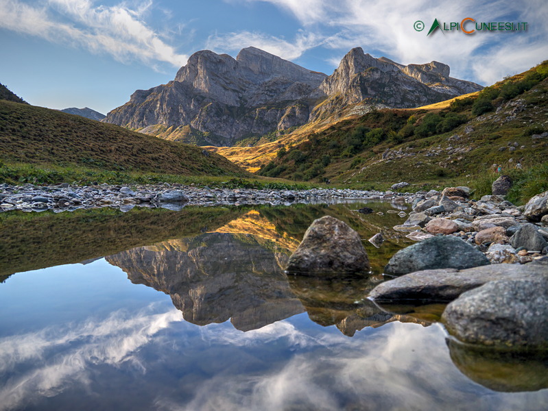 Valle Ellero: Cima delle Saline si specchia nel torrente a Pian Marchisio (2017)