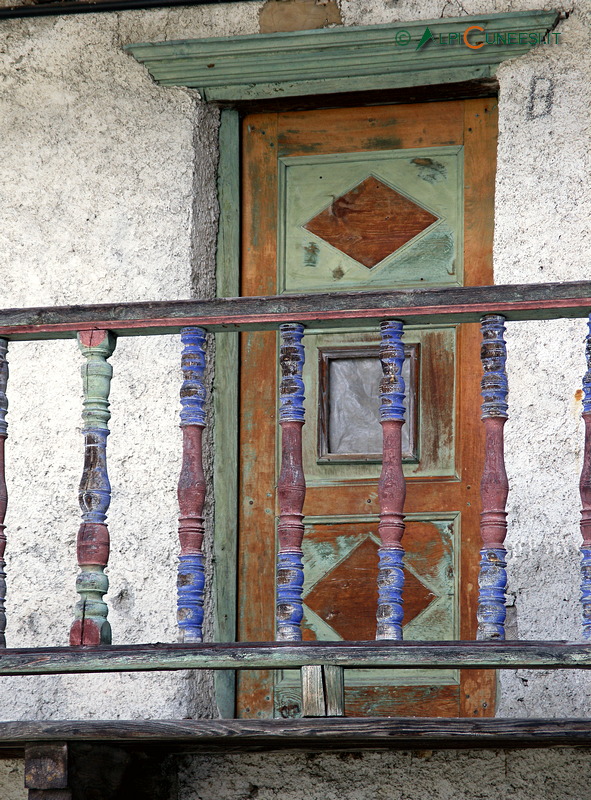 Valle Varaita: Bellino, borgata Chiazale, particolare di porta e balcone (2005)