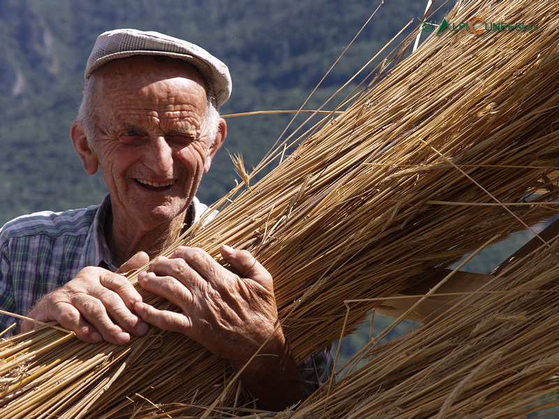 Valle Stura: la paglia di segale per i tetti va trattata con ogni cura... (2006)