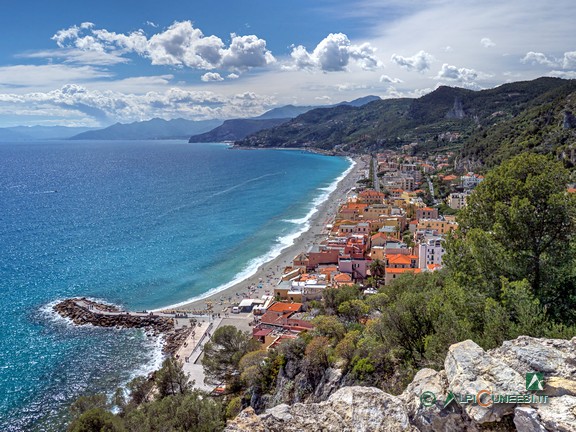 3 - Veduta su Varigotti dalla Torre di Punta Crena (2017)