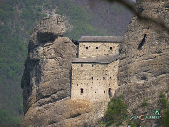 3 - Il Castello della Pietra da un punto panoramico del sentiero (2019)