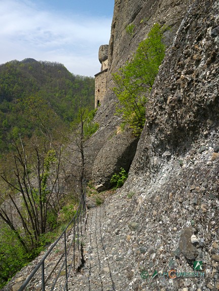 6 - Il tratto su roccia, protetto da corrimano, che porta all'ingresso del Castello della Pietra (2019)