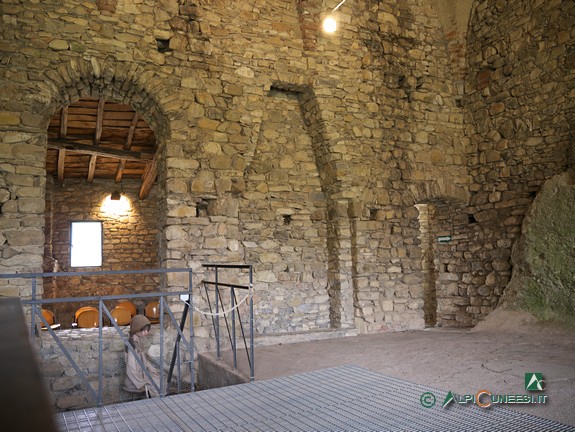 8 - La sala centrale, all'ultimo piano dell'avancorpo, del Castello della Pietra (2019)