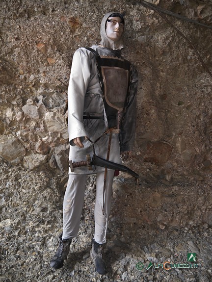 9 - Un manichino raffigurante un soldato della guarnigione del Castello della Pietra (2019)