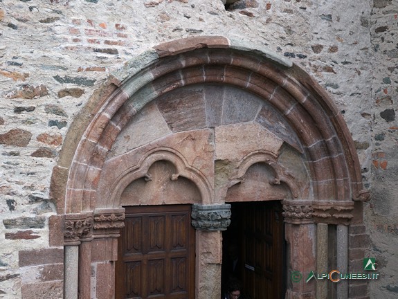 18 - Sacra di San Michele, particolare del portale di accesso alla terrazza (2019)
