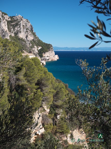 6 - Il Monte di Noli scende a picco sul mare (2022)