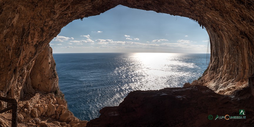 15 - La vista mozzafiato sul mare dalla Grotta dei Briganti (2023)