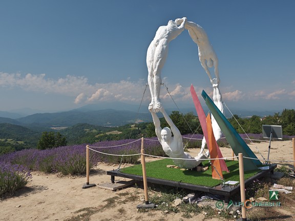 4 - Una scultura lungo la stradina asfaltata per Perontoni (2021)