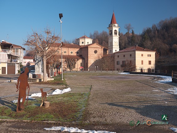 1 - Piazza San Giovanni e la Parrocchiale di San Giovanni Battista a Farigliano (2021)