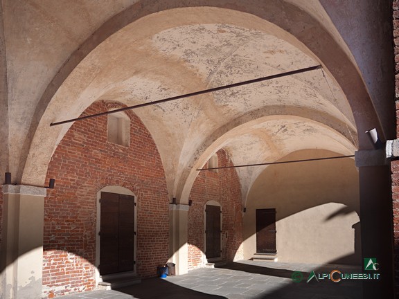 12 - Il portico dell'antico Palazzo Comunale a Saluzzo, in Salita al Castello (2022)