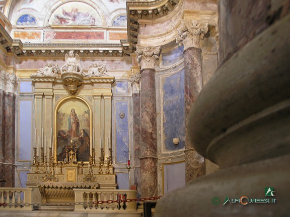 5 - Cappella, particolare dell'altare (2005)