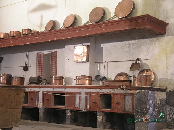 7 - La Cucina conserva ancora le originali pentole in rame (2005)