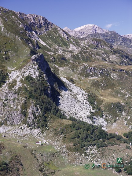 4 - Panorama dalle pendici del Monte Mussiglione: in basso l'Alpe di Perabruna, sullo sfondo la sagoma tozza del Monte Mongioie (2006)