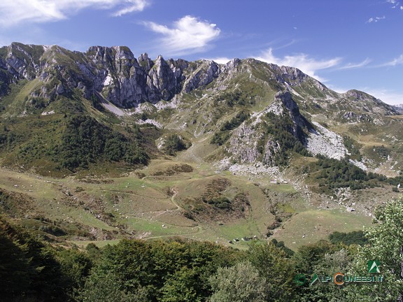 6 - La bellissima conca dell'Alpe di Perabruna, sede della Capanna Sociale Manolino (2006)