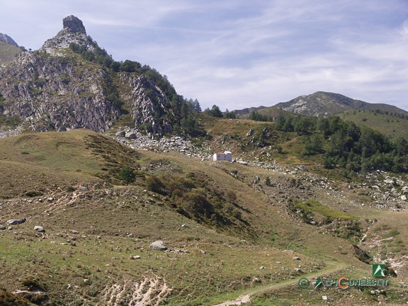 8 - La conca prativa dell'Alpe di Perabruna con al centro la Capanna Sociale Manolino; a sinistra, la Rocca dell'Aquila (2009)