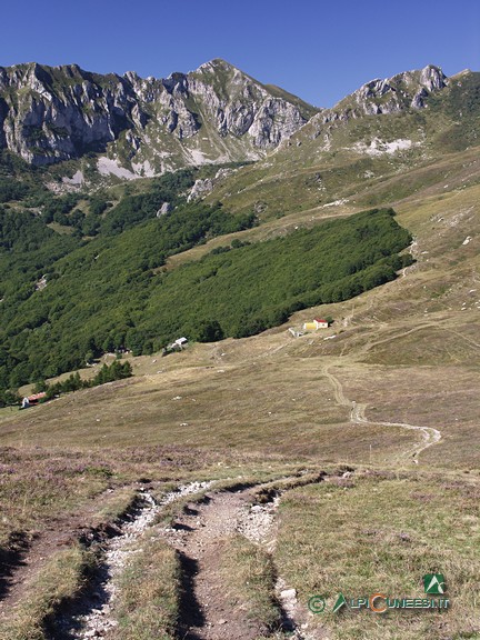 4 - Il Rifugio Savona e il Monte Antoroto dalla selletta q.1660 (2010)