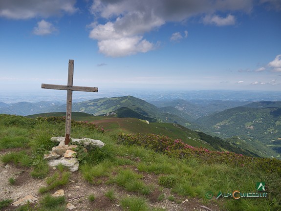 10 - La piccola croce in legno in vetta al Monte Baussetti (2018)