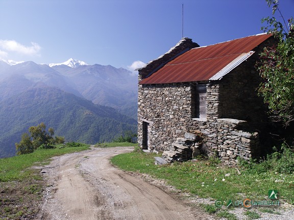 3 - Tetto racchiuso, sul lato a valle, a Case Rosa (2005)