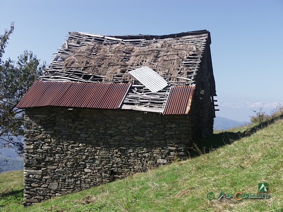 5 - Edificio con stalla e fienile, a monte di Case Ferrere, che conserva ancora qualche traccia della originaria copertura in paglia (2005)