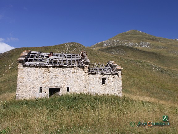 6 - Ruderi di una grangia con il 'tetto racchiuso'; sullo sfondo, la vetta delle Trucche delle Prè (2006)