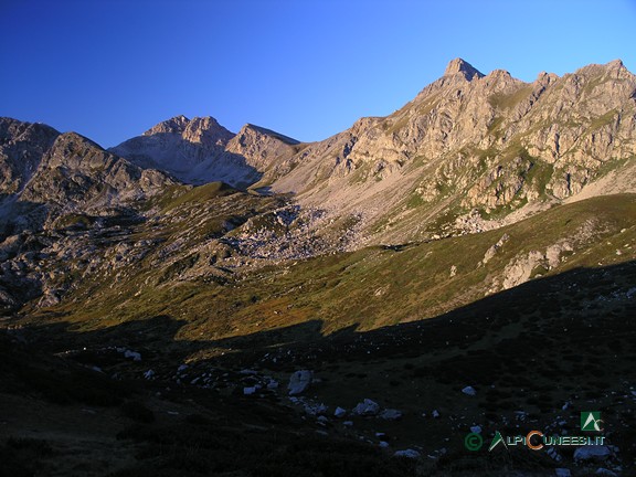 6 - Il Bric di Conoia (o Bric Conolia), al centro, dai pressi del Colletto Revelli (2006)
