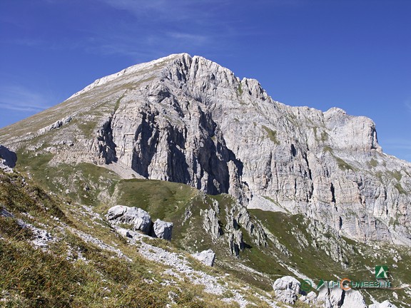 8 - L'imponente parete NE del Monte Mongioie (2006)